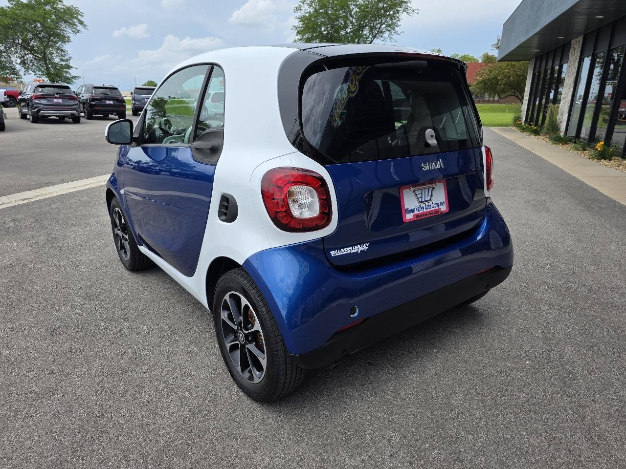 Used 2016 smart fortwo passion RWD image 8