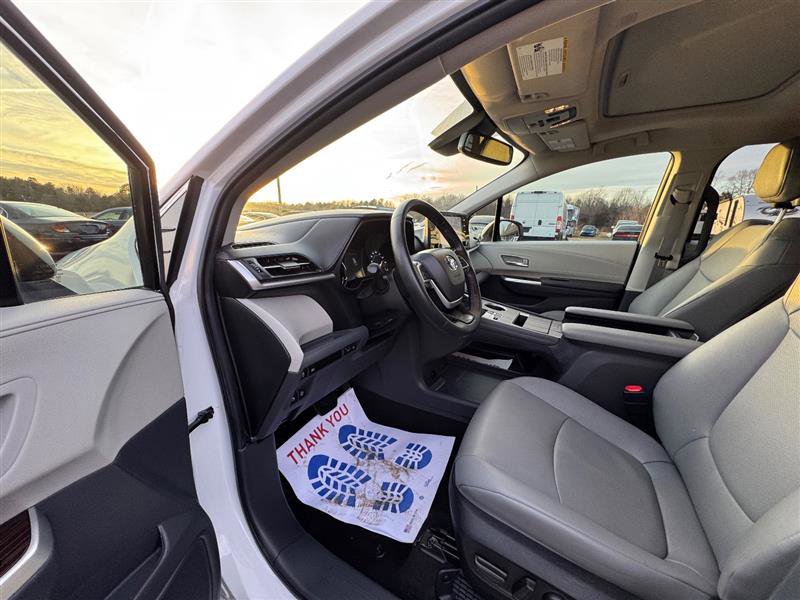 Used 2024 Toyota Sienna XLE image 31