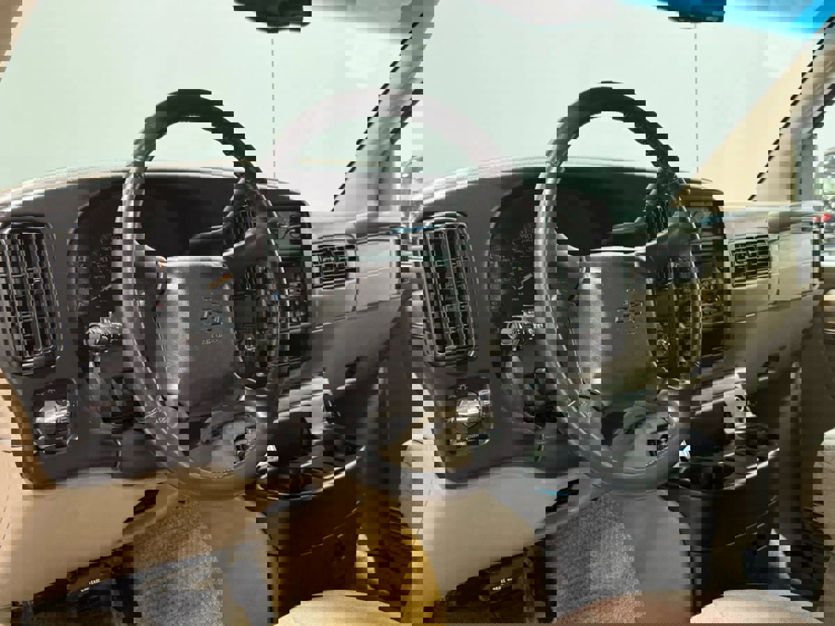 Used 2002 Chevrolet Express 1500 w/ LS Preferred Equipment Group image 10