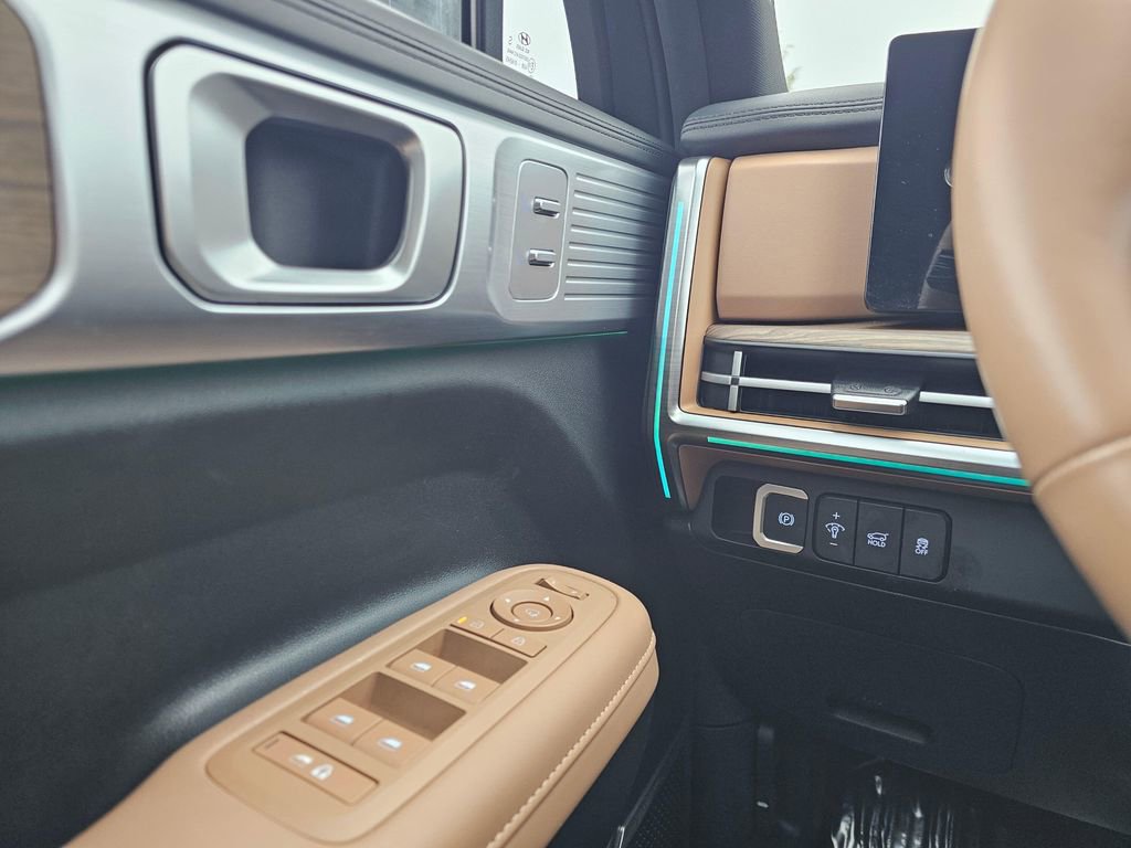 Used 2025 Hyundai Santa Fe Limited w/ Tow & Go Package image 32