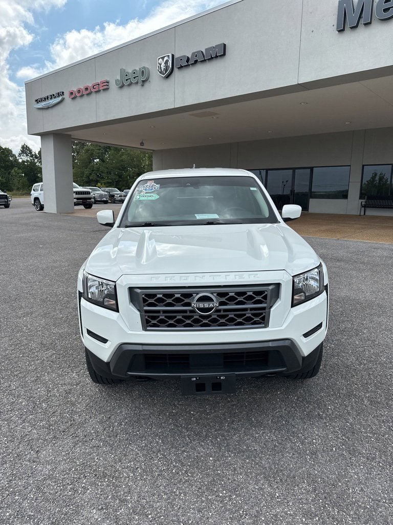 Used 2024 Nissan Frontier SV image 2