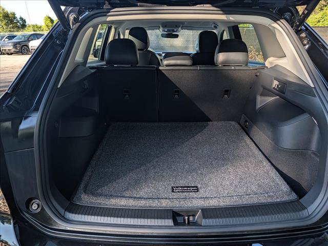 Certified 2025 Volkswagen Tiguan SE AWD/4WD image 17