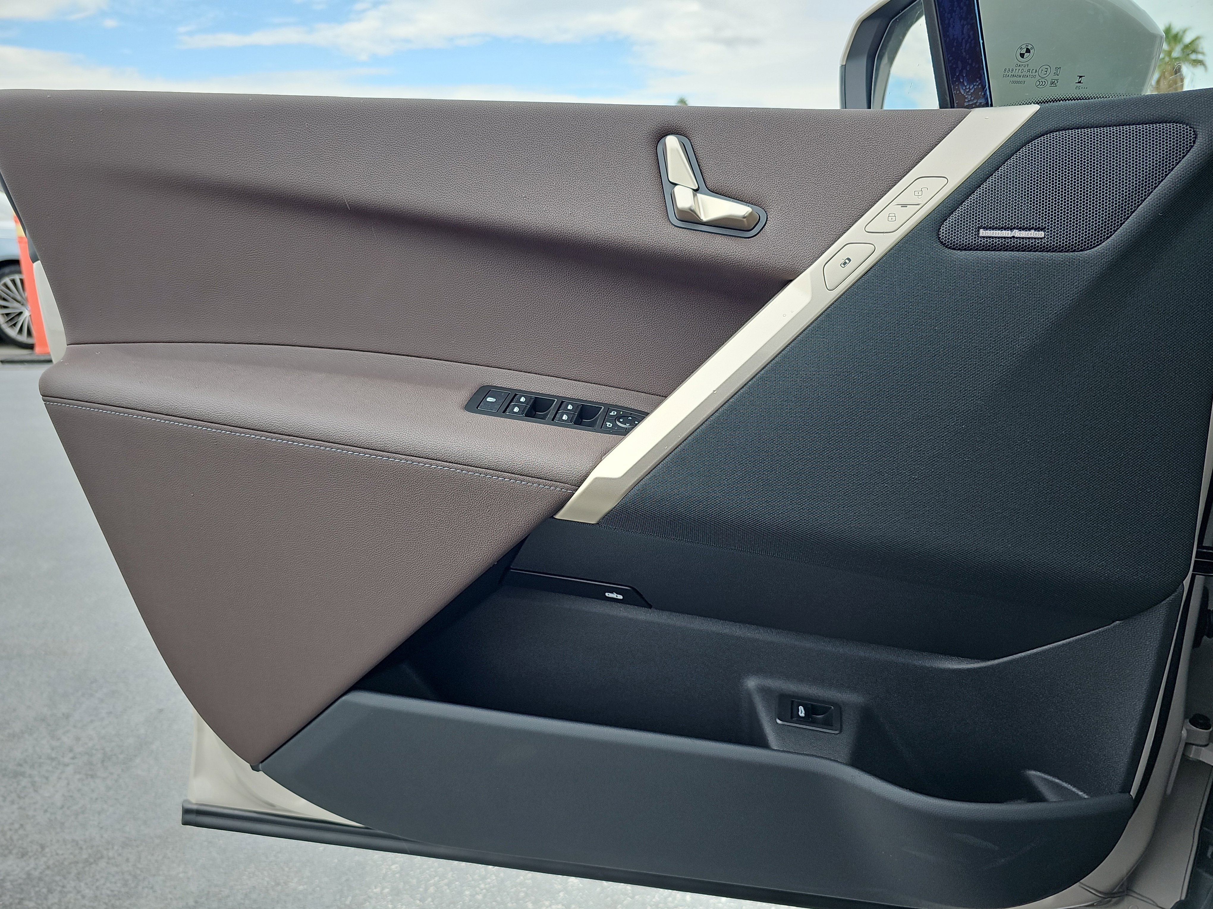 New 2026 BMW iX xDrive60 w/ Premium Package image 27