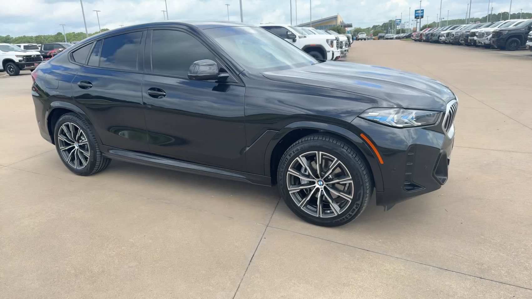 Used 2024 BMW X6 xDrive40i w/ Premium Package AWD/4WD image 3