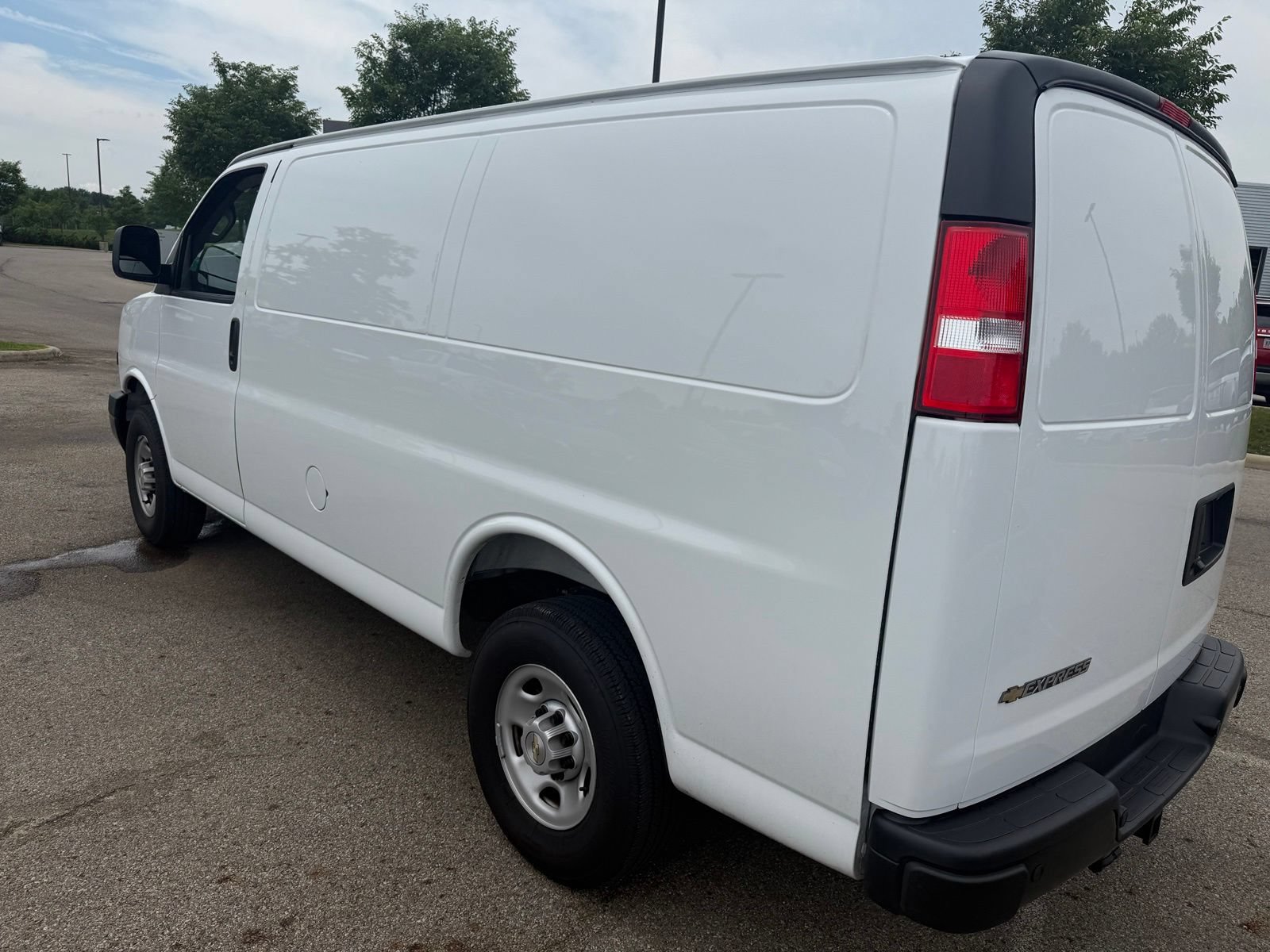 Used 2025 Chevrolet Express 2500 w/ Enhanced Convenience Package RWD image 7