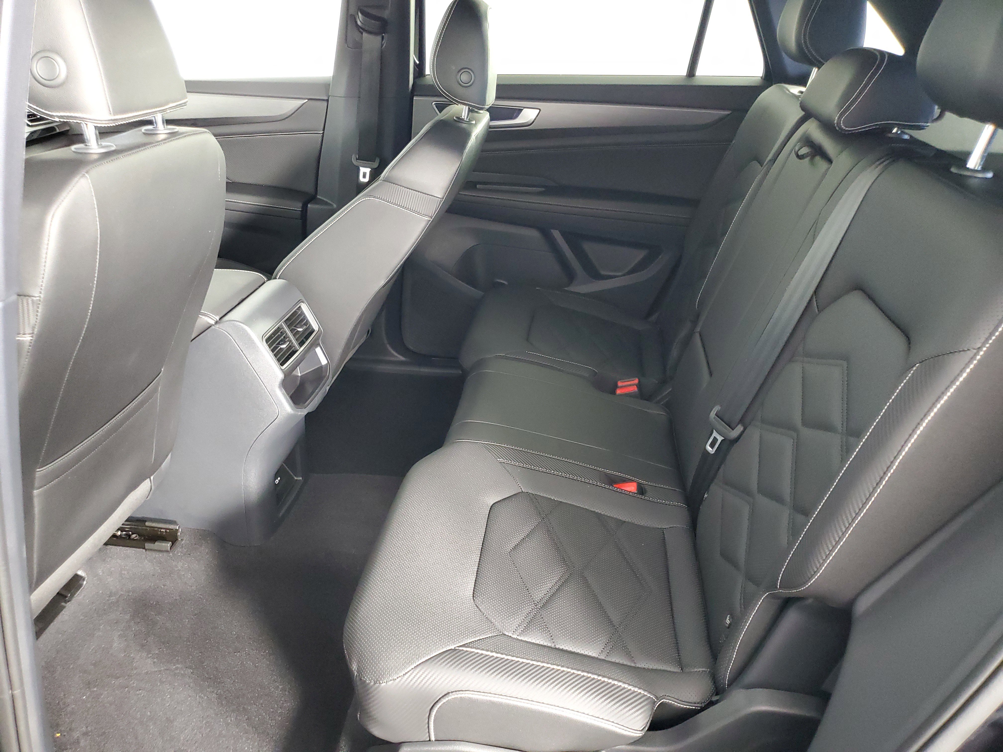 Used 2025 Volkswagen Atlas Cross Sport SE image 13