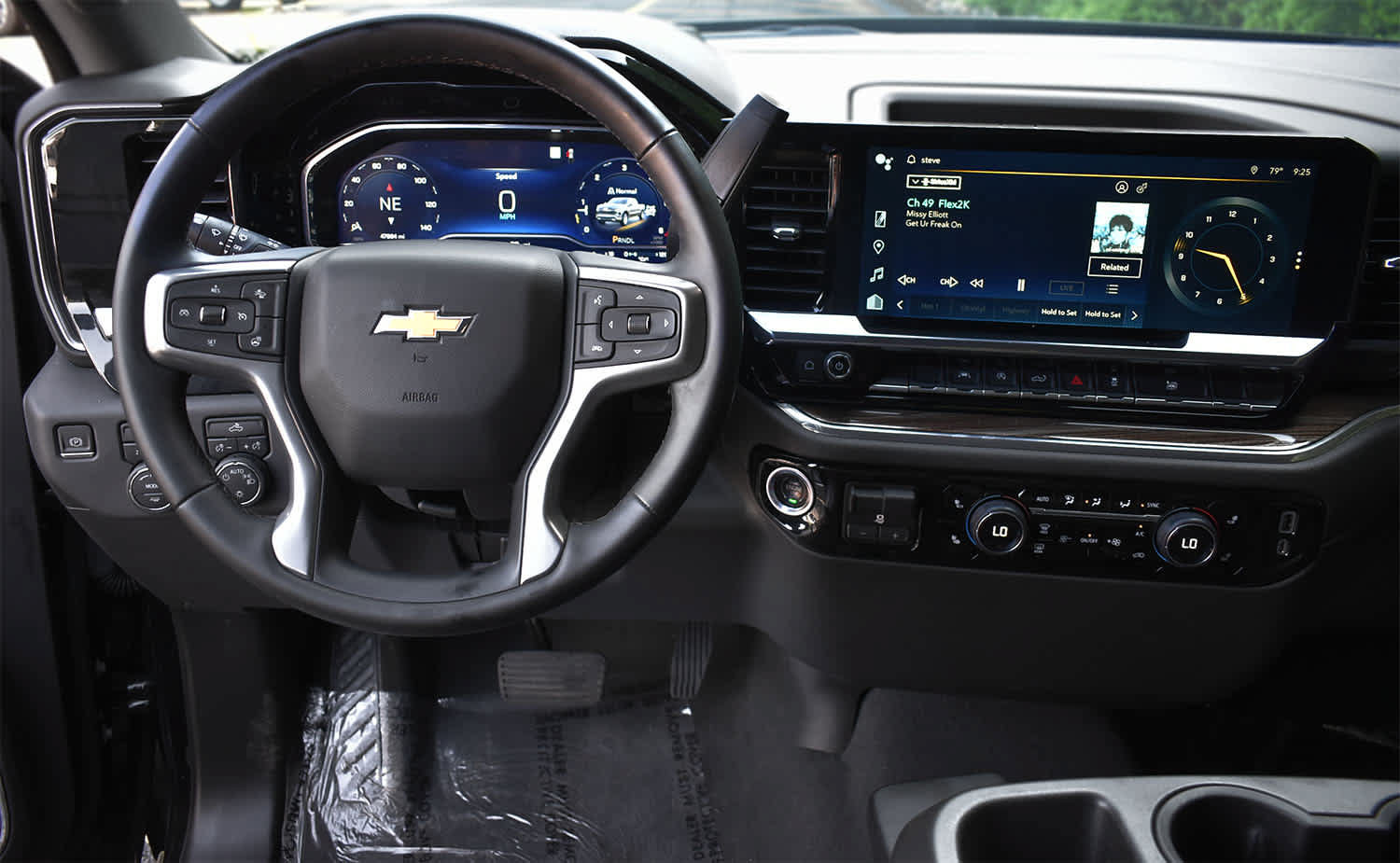Used 2023 Chevrolet Silverado 1500 LT w/ Leather Package AWD/4WD image 12