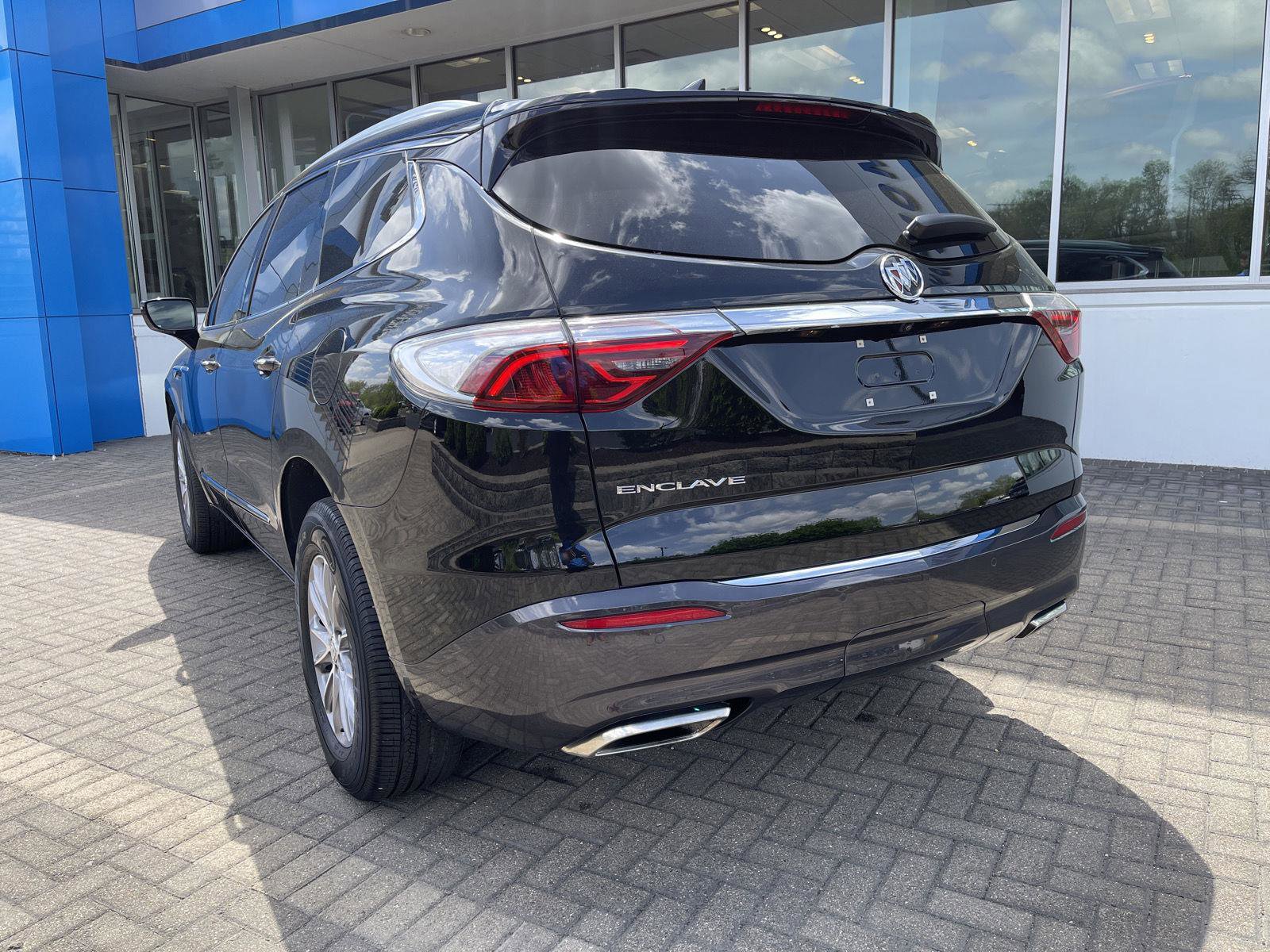 Used 2023 Buick Enclave Essence FWD image 3