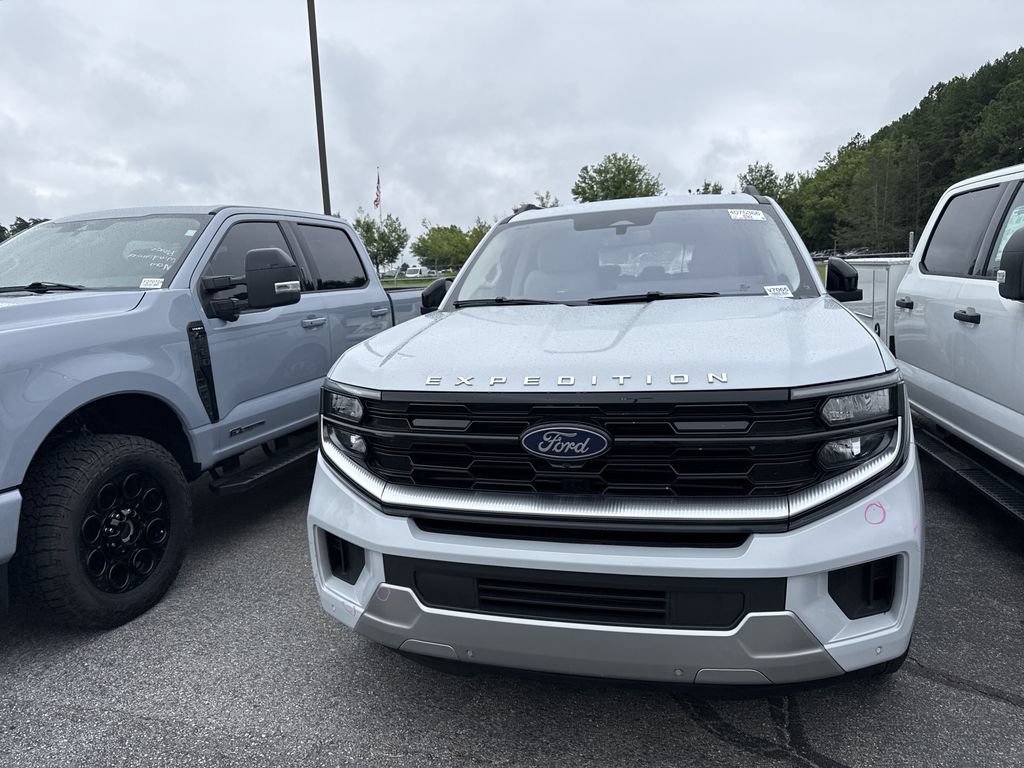 Used 2025 Ford Expedition Platinum w/ Driver's Package AWD/4WD image 6