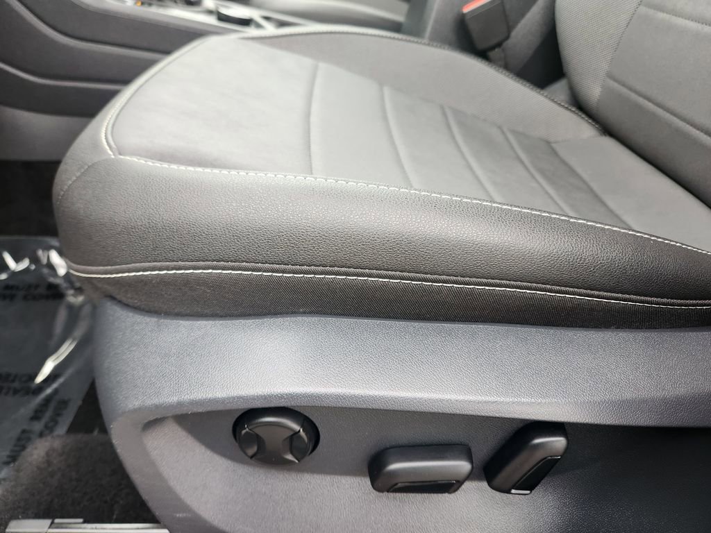 Certified 2024 Volkswagen Taos SE image 9