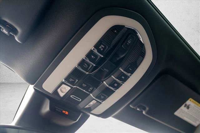 Certified 2018 Porsche Macan AWD/4WD image 21