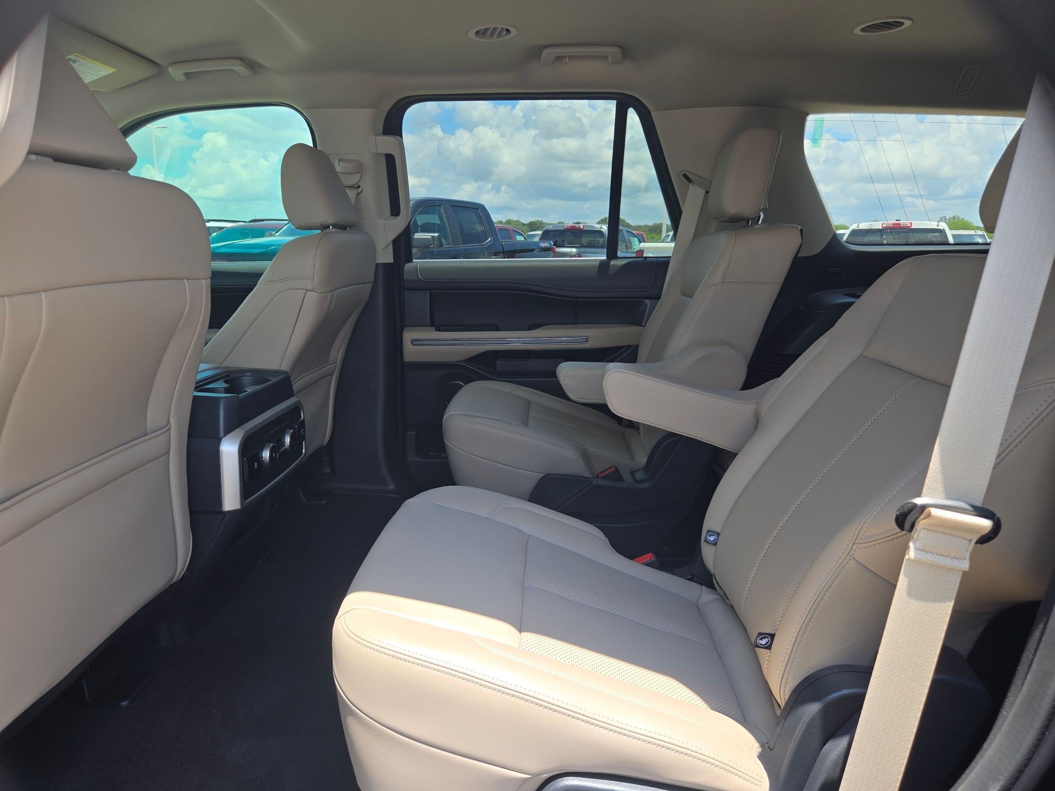 Used 2024 Ford Expedition XLT RWD image 13