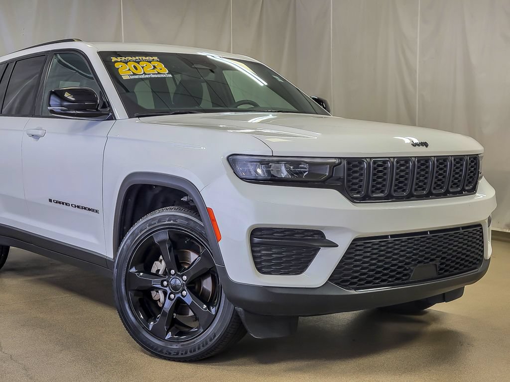 Used 2023 Jeep Grand Cherokee Altitude AWD/4WD image 3