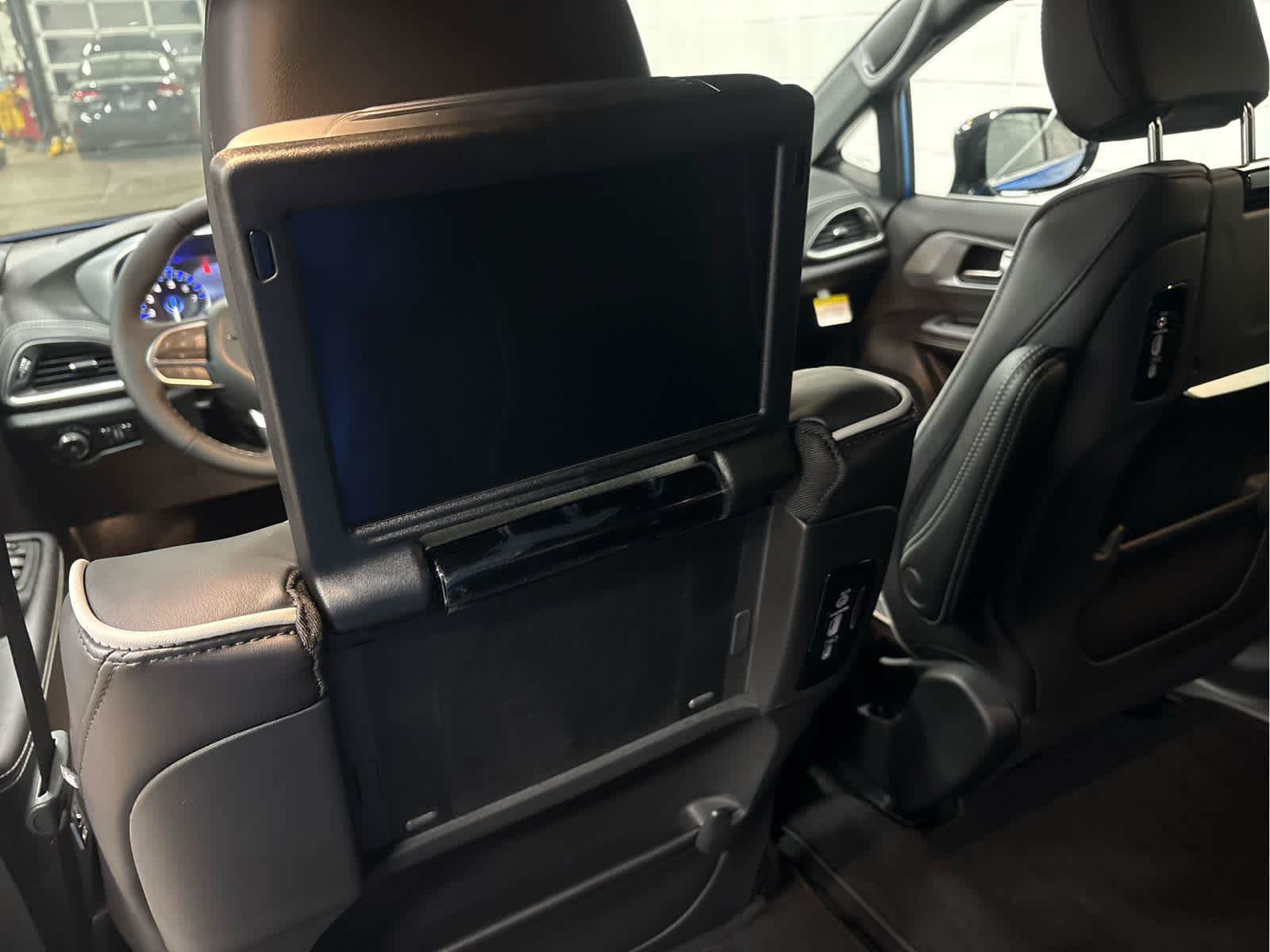 New 2026 Chrysler Pacifica Limited w/ Uconnect Theater Family Group FWD image 38