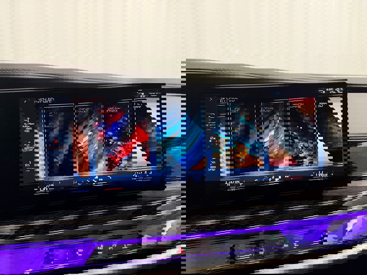 Used 2025 BMW 740i xDrive image 66