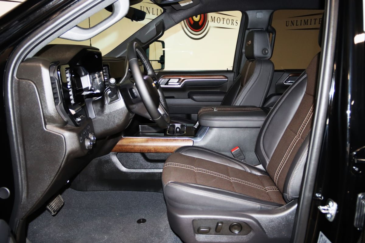 Used 2025 Chevrolet Silverado 2500 High Country w/ Technology Package image 40
