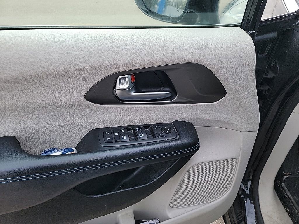 Used 2021 Chrysler Pacifica Touring w/ Cold Weather Group image 12