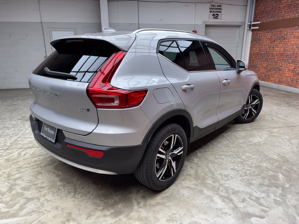 Used 2023 Volvo XC40 B5 Plus AWD/4WD image 6