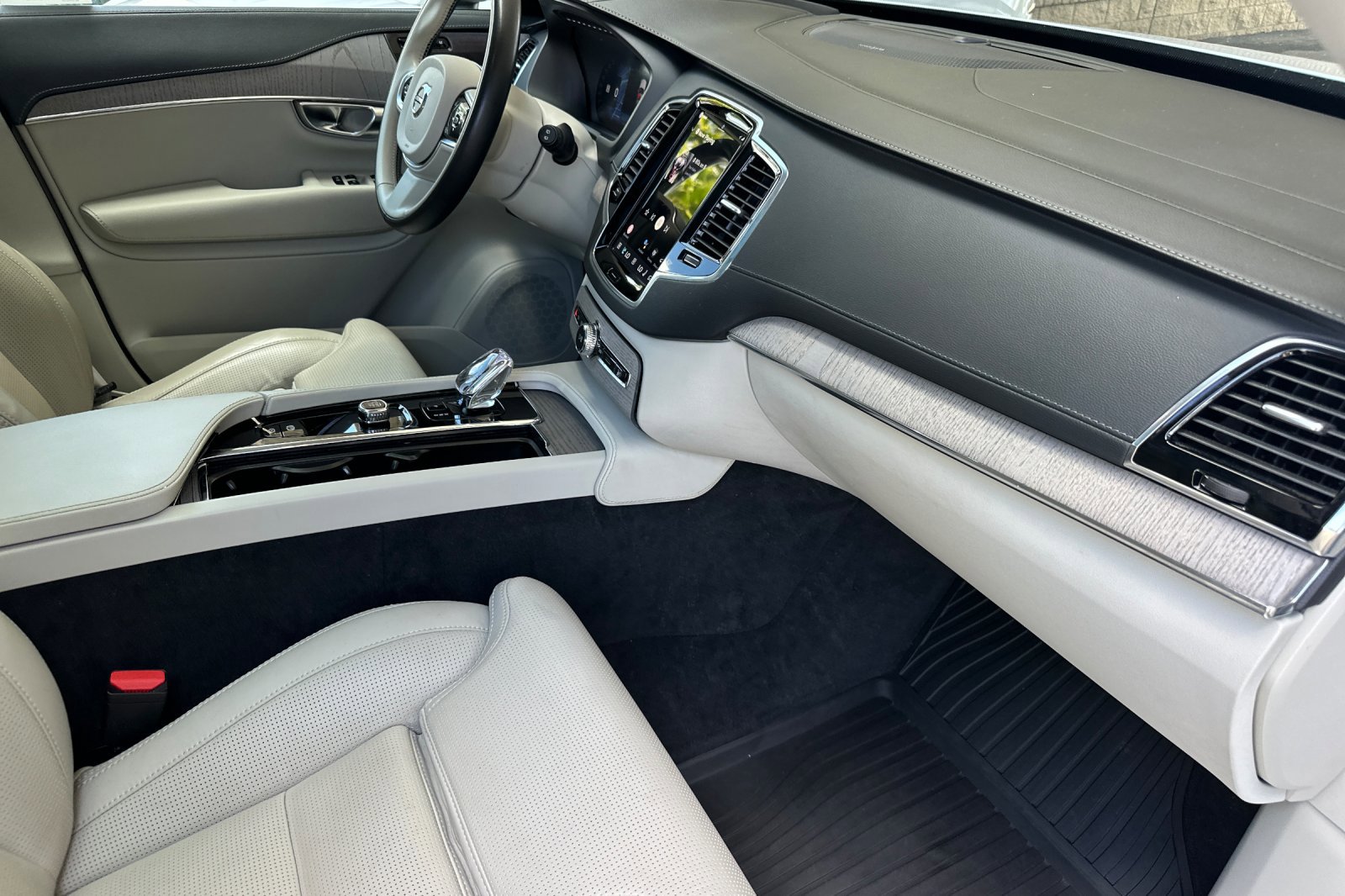 Certified 2024 Volvo XC90 B6 Ultimate w/ Protection Package Premier AWD/4WD image 19