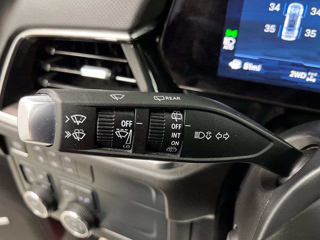 Used 2025 Chevrolet Suburban Premier AWD/4WD image 31