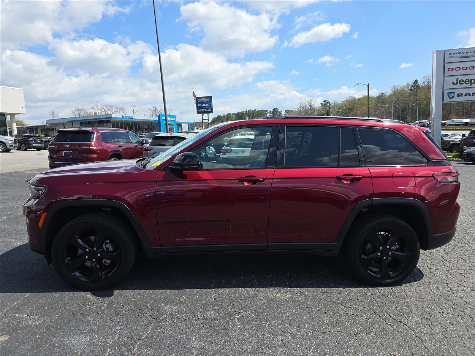 Used 2023 Jeep Grand Cherokee Altitude image 7