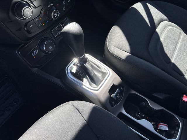 Used 2022 Jeep Renegade Latitude w/ Convenience Group AWD/4WD image 21