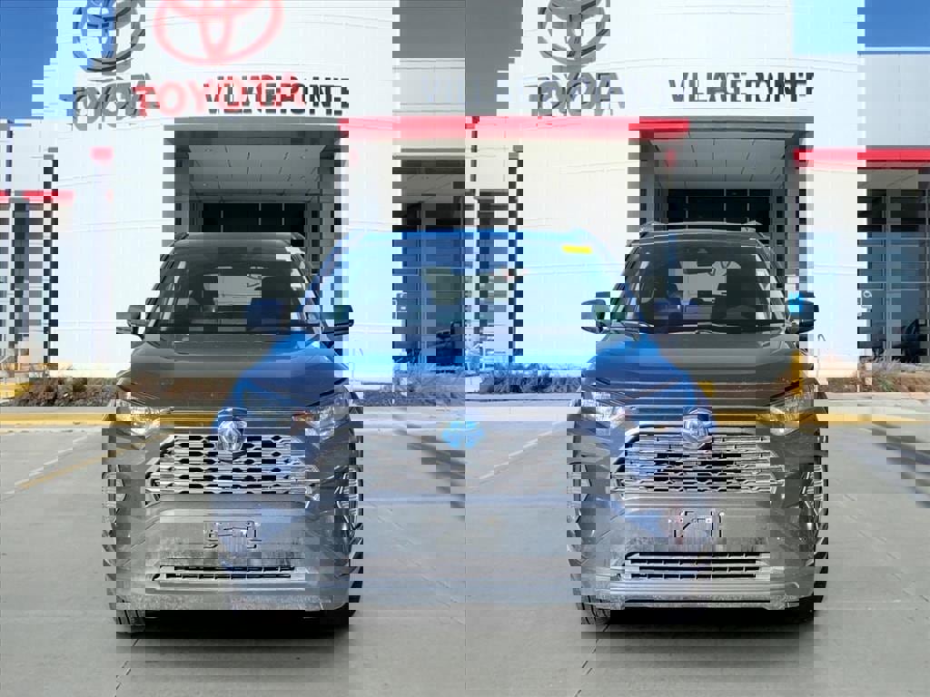 Used 2020 Toyota RAV4 LE image 2