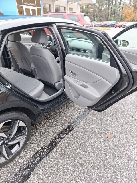 Used 2023 Hyundai Elantra SEL w/ Convenience Package image 14
