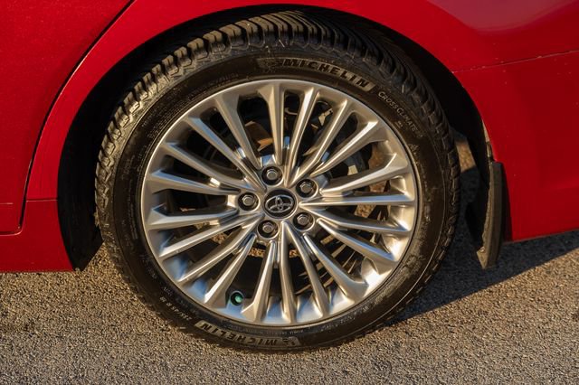 Used 2020 Toyota Avalon Limited image 9