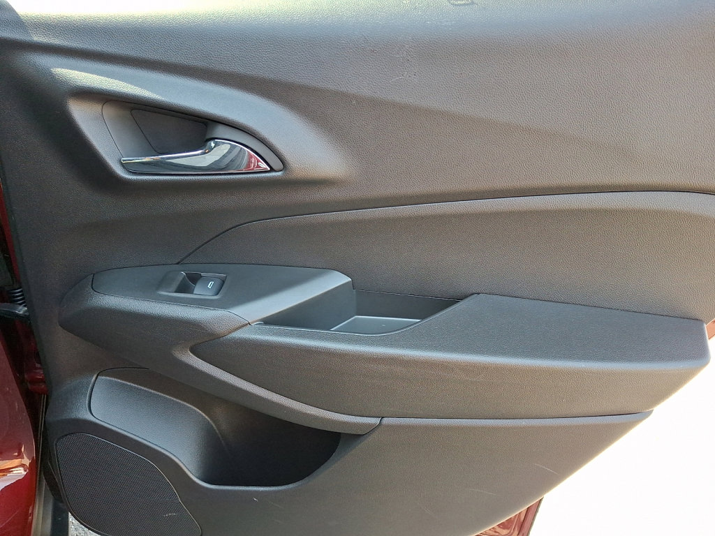 Used 2025 Chevrolet Trax RS image 14