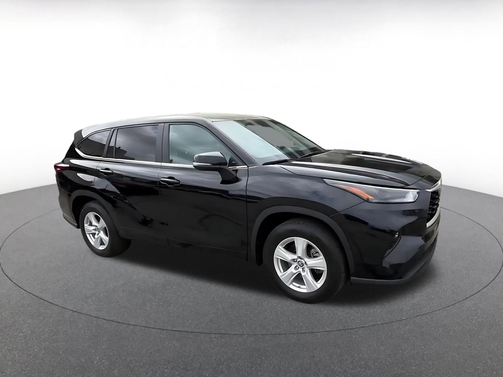 Used 2025 Toyota Highlander LE image 2