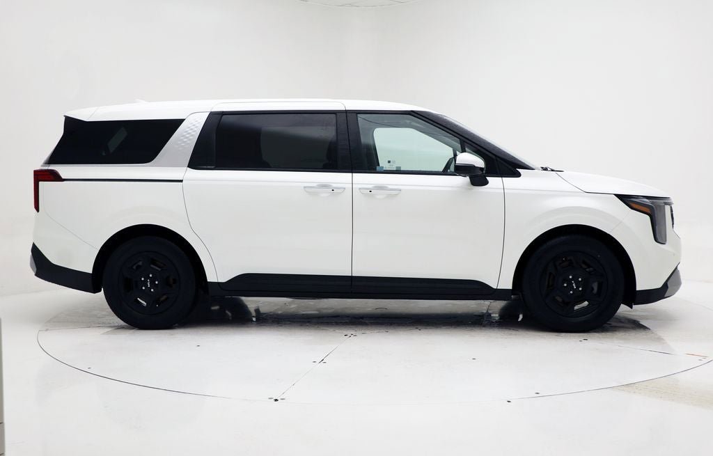 Used 2025 Kia Carnival FWD image 3