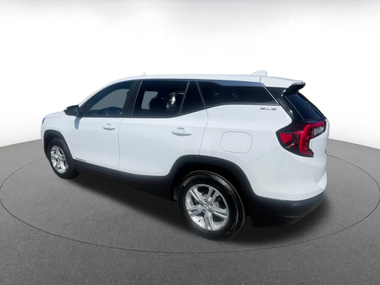 Used 2024 GMC Terrain SLE image 10