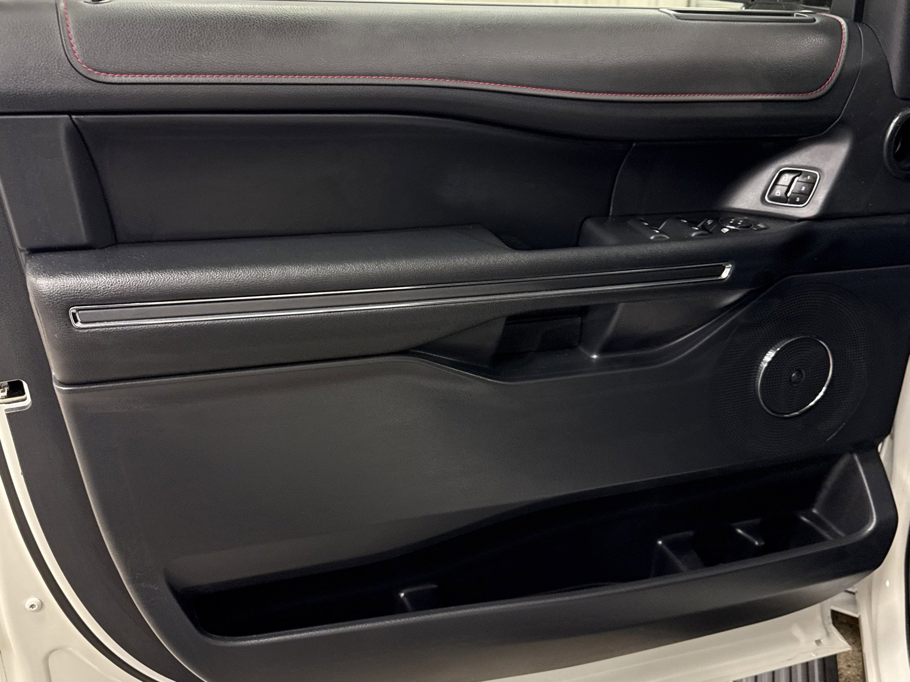 Used 2024 Ford Expedition Limited image 3