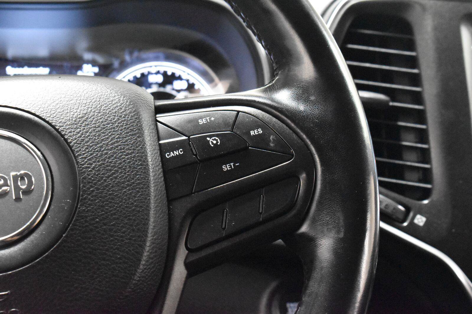 Used 2021 Jeep Cherokee Trailhawk w/ Comfort & Convenience Group AWD/4WD image 8