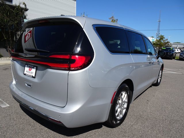 Used 2024 Chrysler Pacifica Touring-L image 4