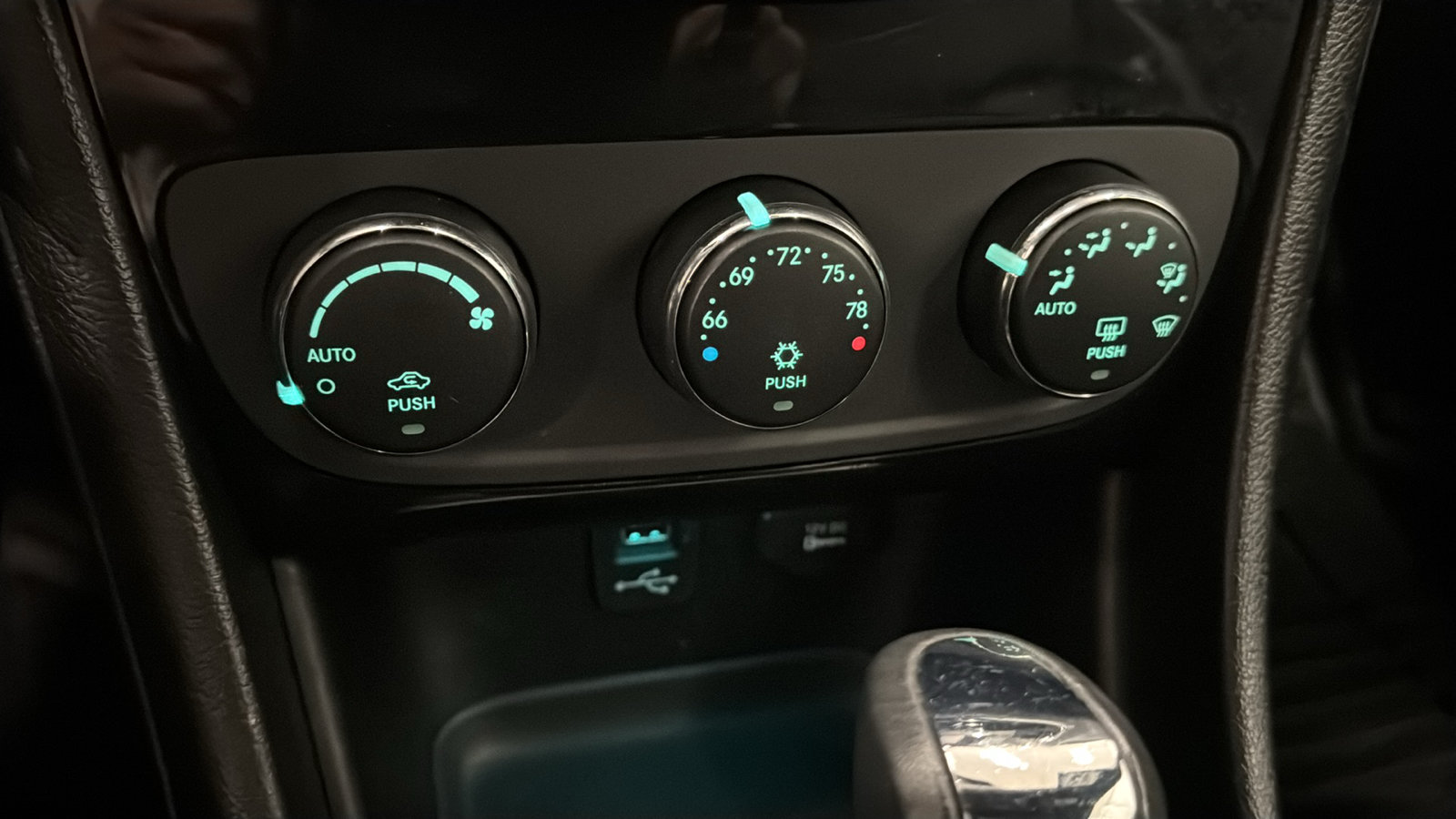Used 2013 Chrysler 200 Limited FWD image 17
