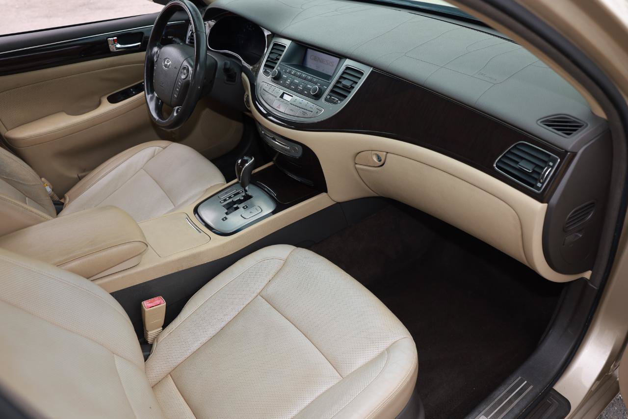 Used 2011 Hyundai Genesis 3.8 RWD image 18