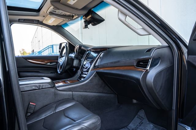 Used 2018 Cadillac Escalade Luxury AWD/4WD image 26
