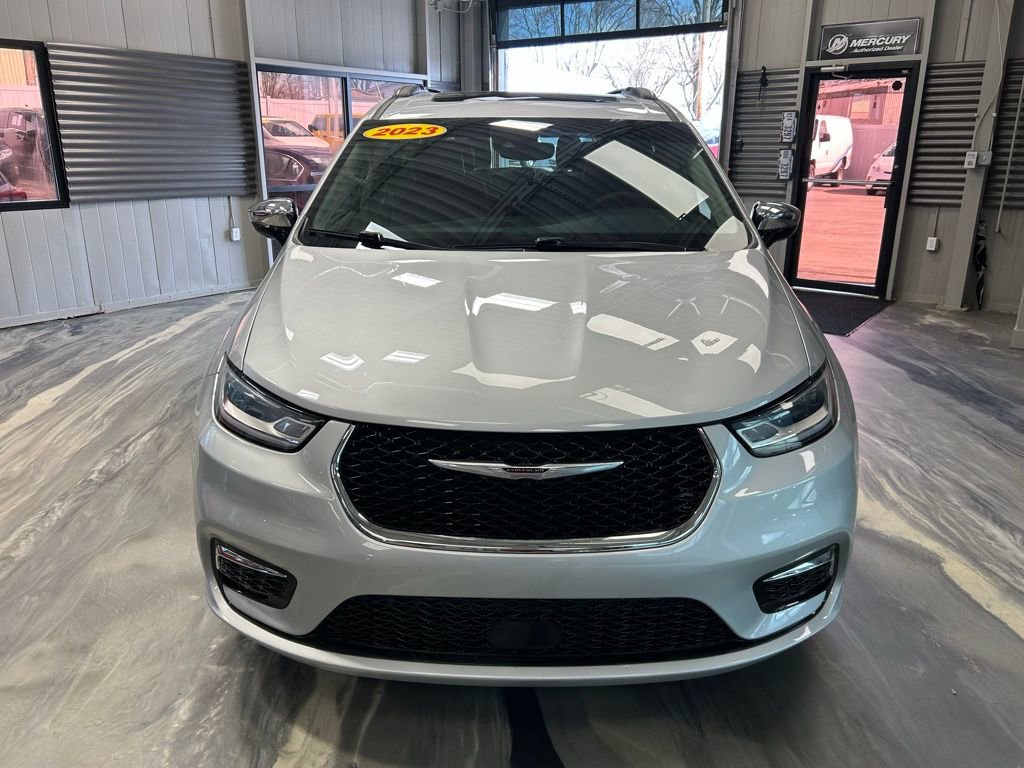 Used 2023 Chrysler Pacifica Limited image 35