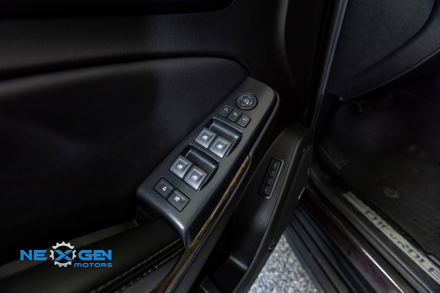 Used 2020 Chevrolet Suburban LT w/ Luxury Package image 12