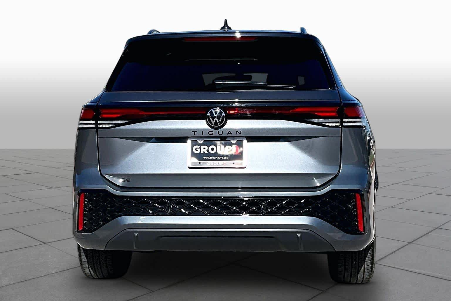 Used 2025 Volkswagen Tiguan SE R-Line FWD image 9