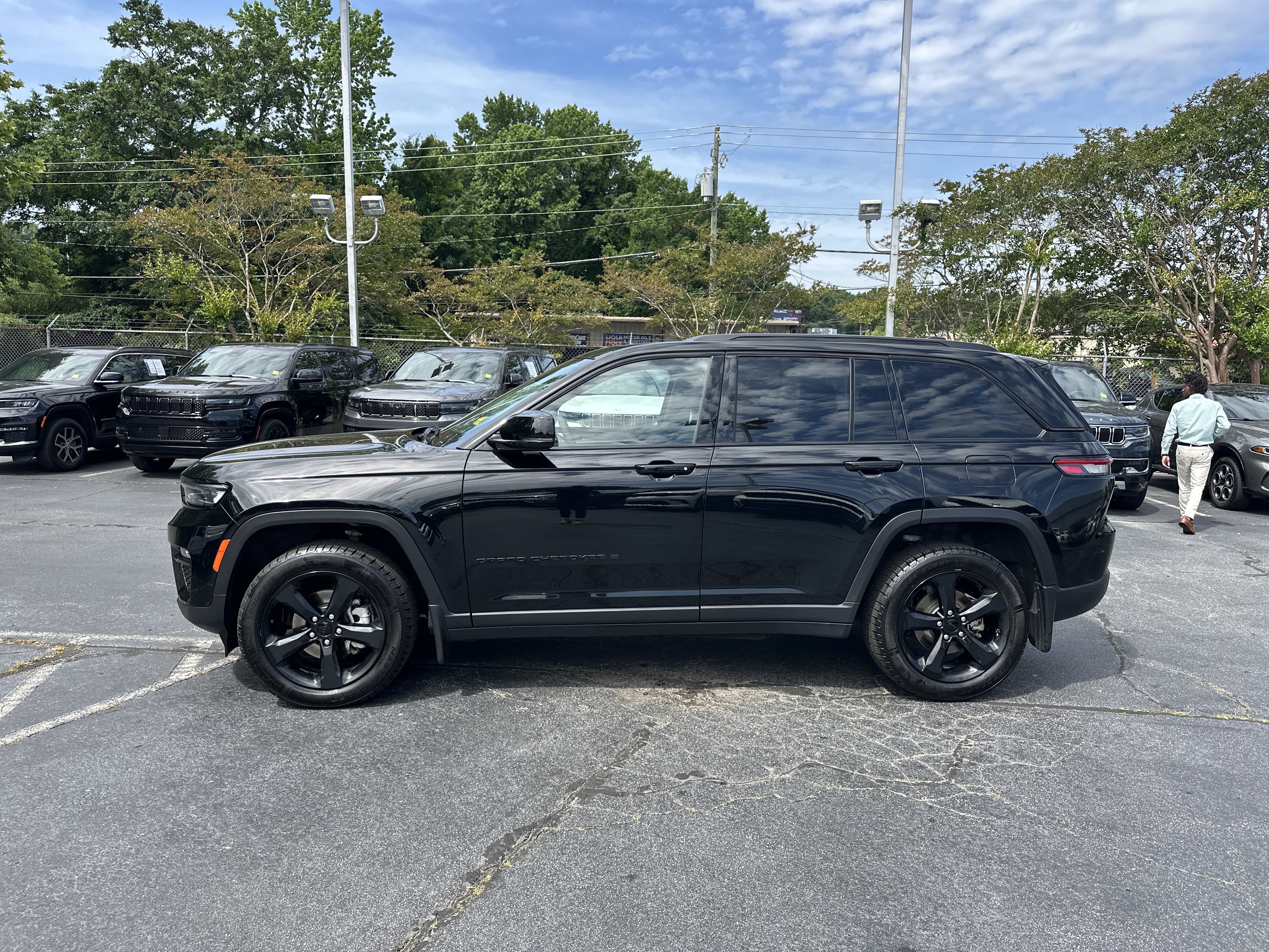 Used 2023 Jeep Grand Cherokee Limited w/ Black Appearance Package AWD/4WD image 6