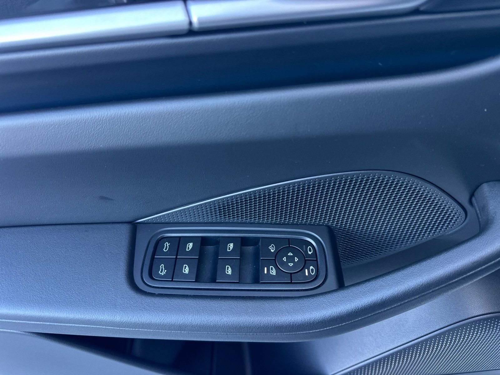 Used 2025 Porsche Macan 4 Electric AWD/4WD image 12