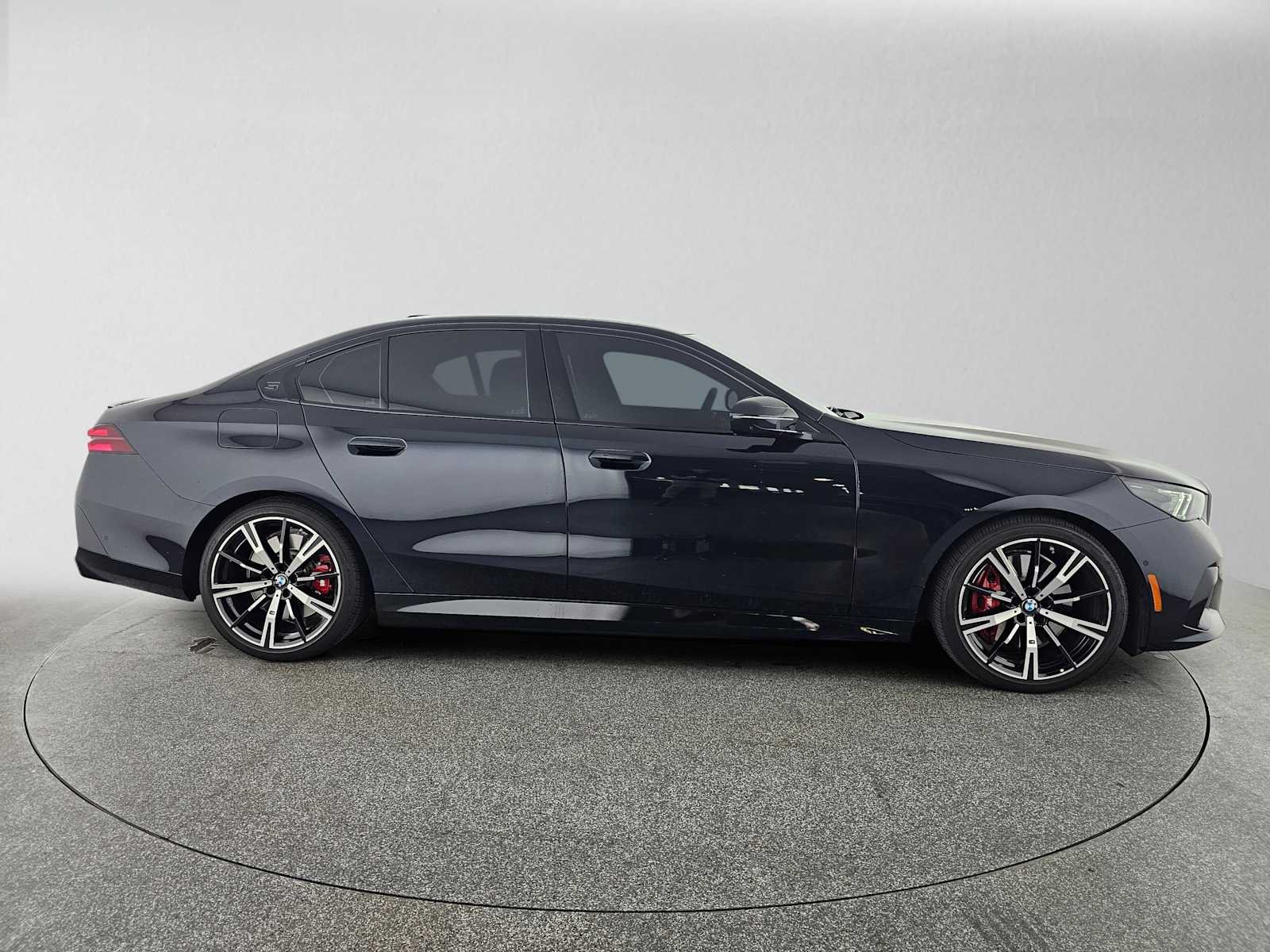Used 2026 BMW 550e xDrive w/ Premium Package AWD/4WD image 2