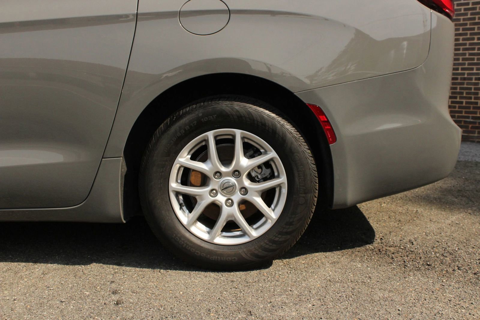 Used 2023 Chrysler Pacifica Touring-L FWD image 4