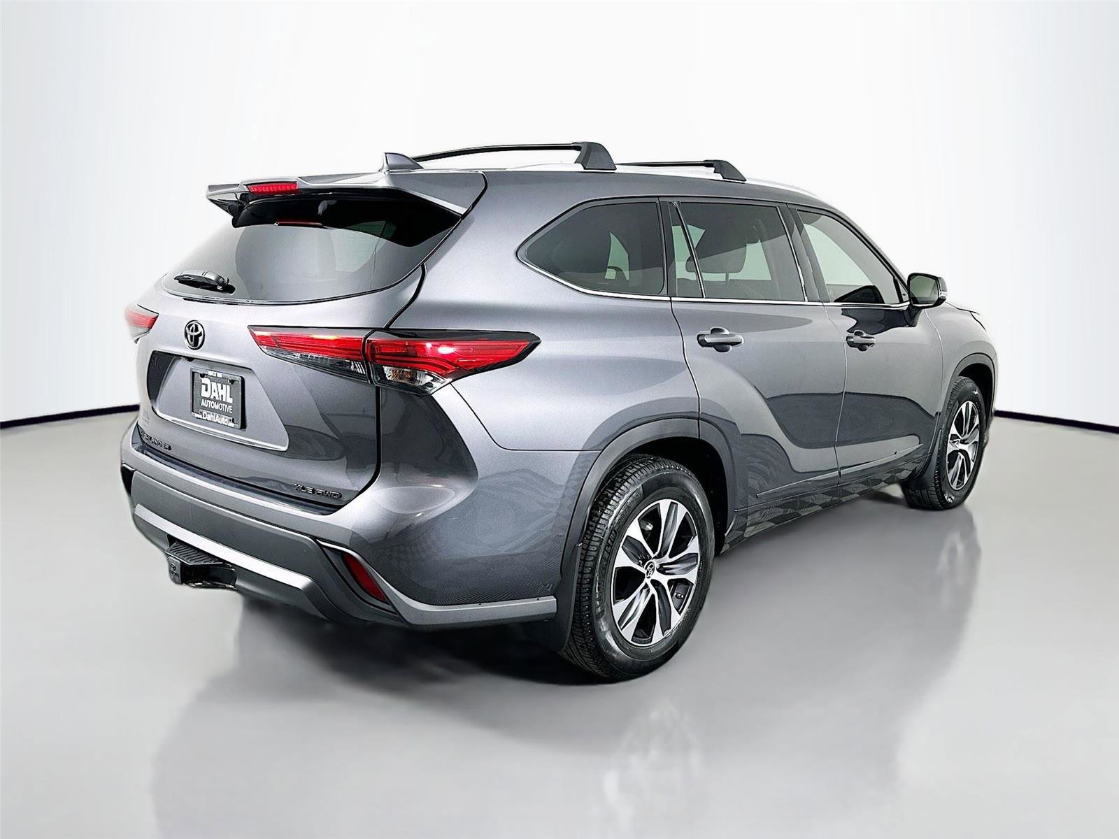Used 2022 Toyota Highlander XLE AWD/4WD image 13