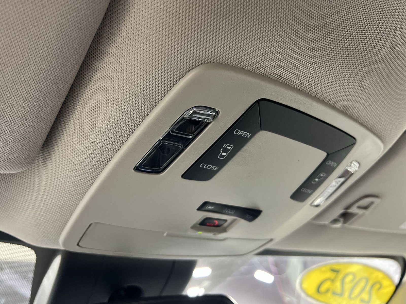 Used 2025 Toyota Sienna LE FWD image 34