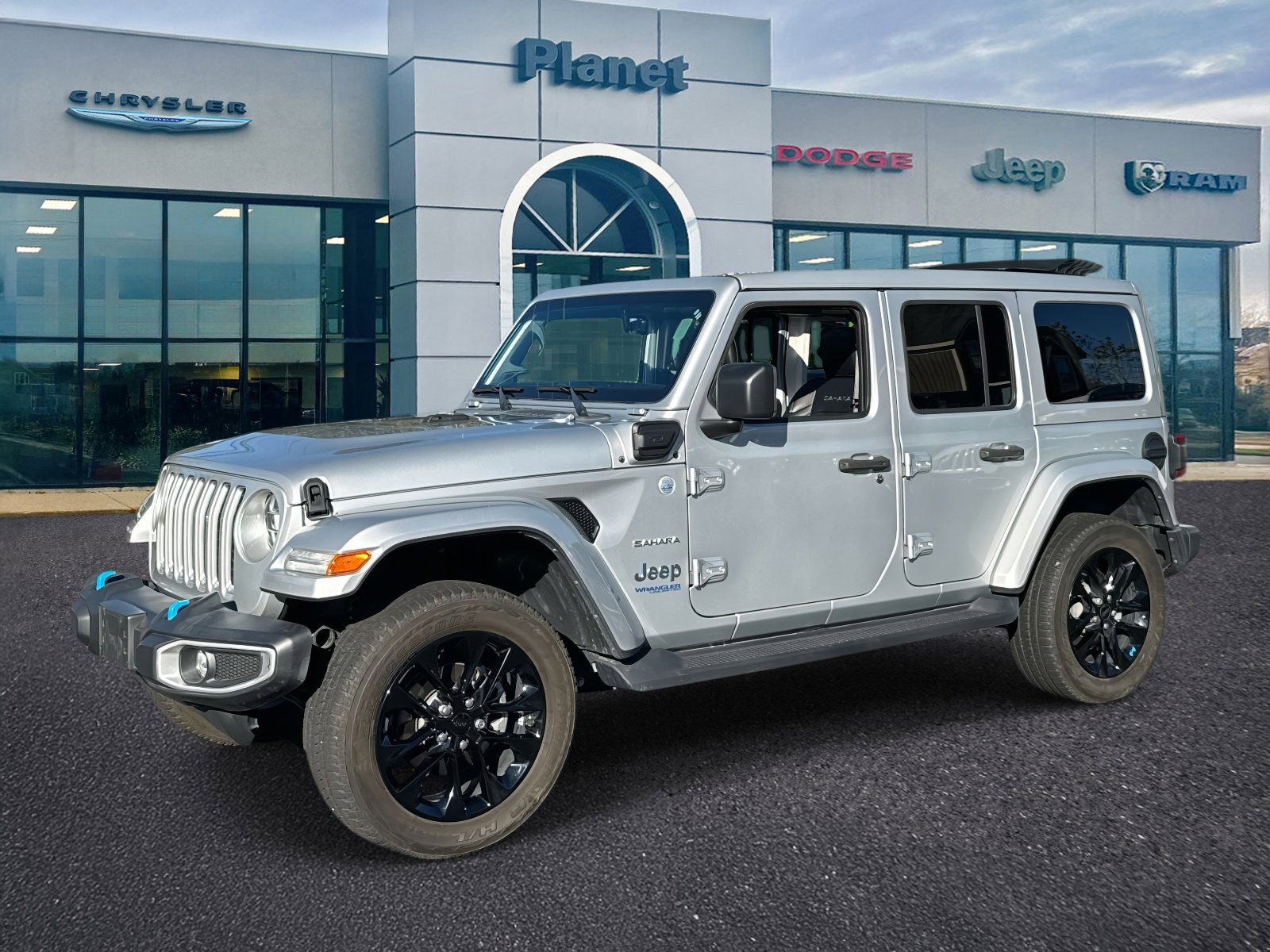 Used 2022 Jeep Wrangler Unlimited Sahara w/ Cold Weather Group image 4