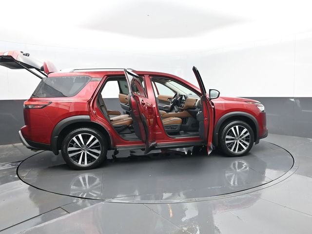 Used 2024 Nissan Pathfinder Platinum w/ Cargo Package image 34